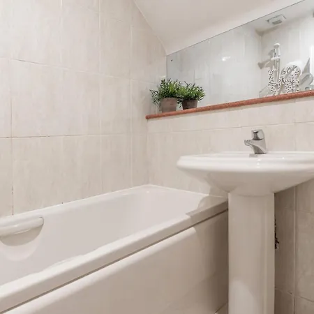 Retreat - Centre 3 Min Walk To Castle Apartament