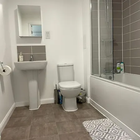 Newly Refurbished Large With Huge Garden *