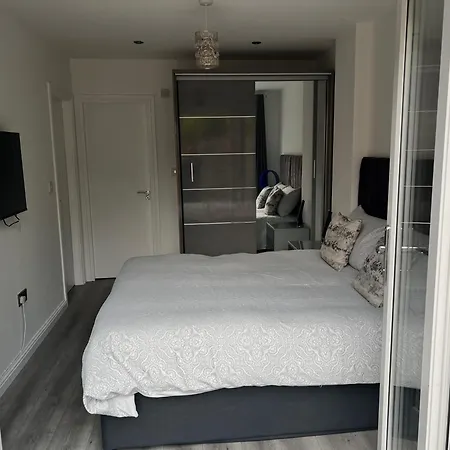 Private 1 Bedroom - - Sleeps 2 شقة *