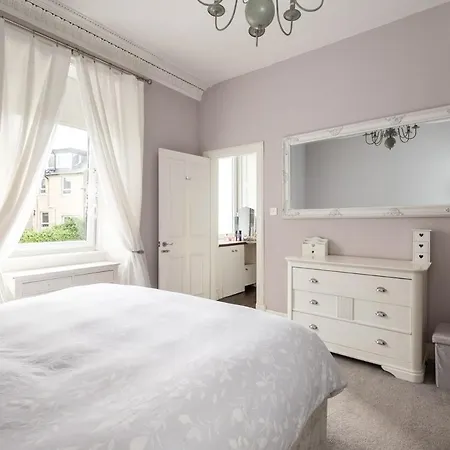 Modern Holyrood Family Retreat * Edinburgh