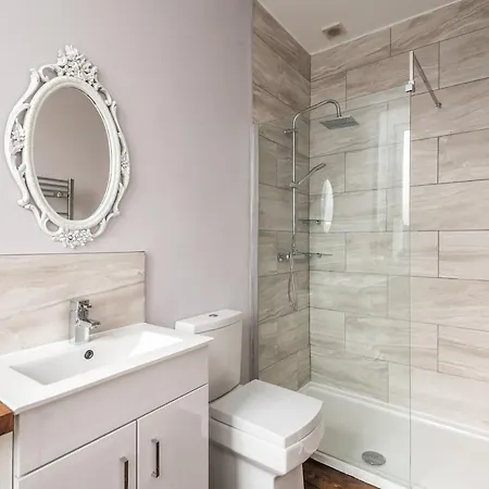 Modern Holyrood Family Retreat