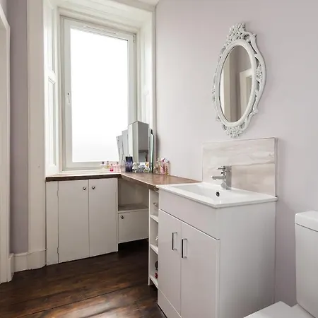 Modern Holyrood Family Retreat