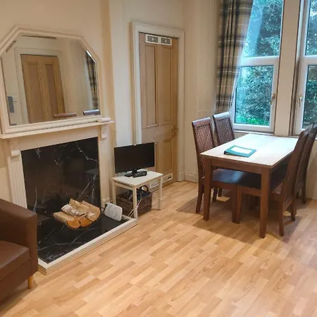 Cosy And Modern In Edinburgh