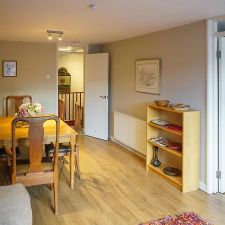 Bright Spacious 2 Bedroom Flat In Stockbridge *
