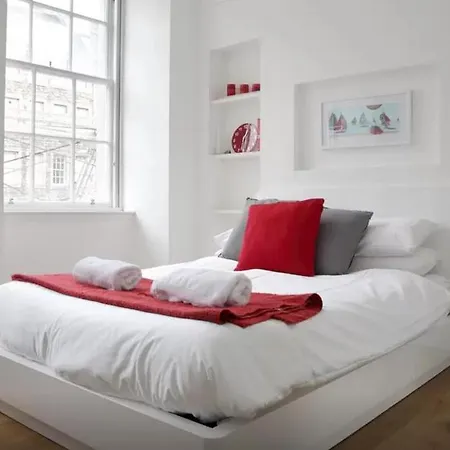 Clamshell Land - Royal Mile