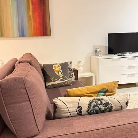 Stylish & 2 Beds In