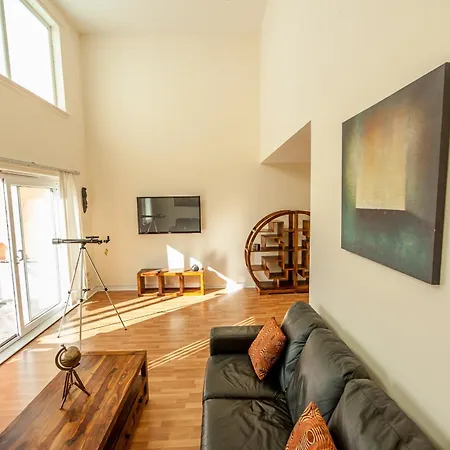 Central Edinburgh Apartment By The Castle