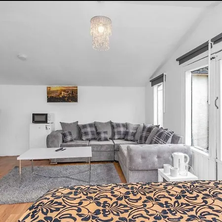 Edinburgh Royal Infirmary Hospital Airport Free Prosecco Daily Breakfast Apartment Edinburgh
