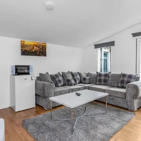 Edinburgh Royal Infirmary Hospital Airport Free Prosecco Daily Breakfast Apartment