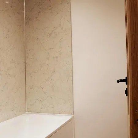 Elegant & Sunny 2bd Basement Stay, Edinburgh! *