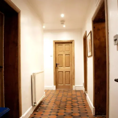 Elegant & Sunny 2bd Basement Stay, Edinburgh! Edinburgh