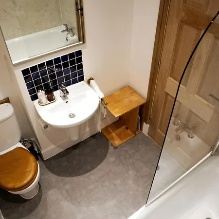 Elegant & Sunny 2bd Basement Stay, Edinburgh! شقة