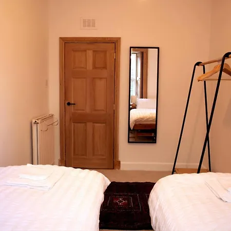 Elegant & Sunny 2bd Basement Stay, Edinburgh! * Edinburgh