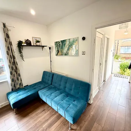 South Gyle House - Superfast Wifi And Free Parking - 7 Minutes From Airport Holiday home