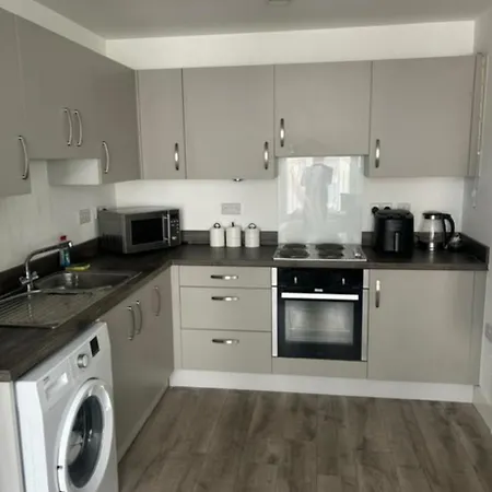 1 Bedroom Flat *