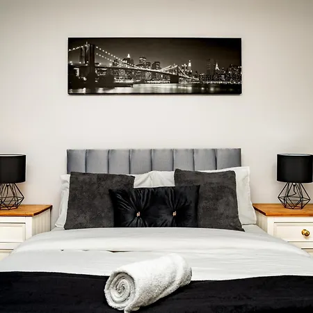 Spacious 5 Bedroom Detached Home, Free Parking, Sleeps 10, Near Centre Апартаменты