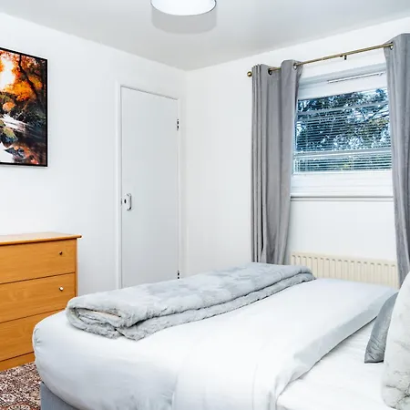 Апартаменты Spacious 5 Bedroom Detached Home, Free Parking, Sleeps 10, Near Centre