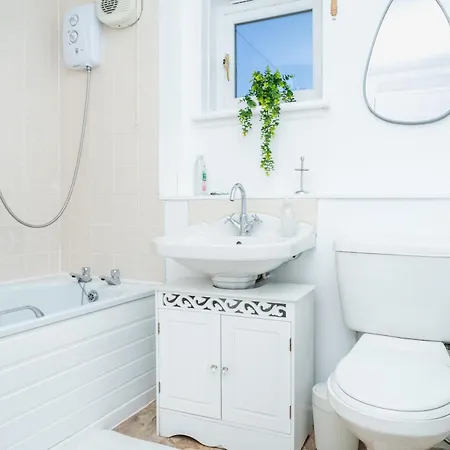Spacious 5 Bedroom Detached Home, Free Parking, Sleeps 10, Near Centre