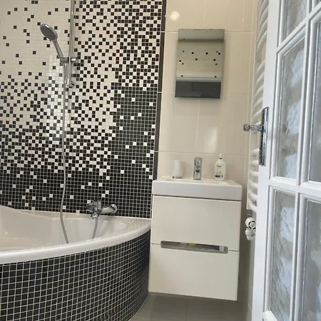 Cheerful 2 Bedroom Flat With Free Parking Apartment *