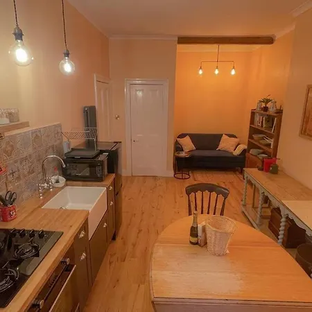 Traditional 2 Bedrooms Apartment Edinburgh