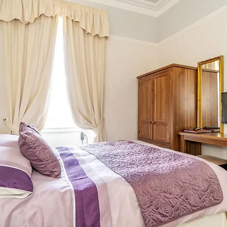 Konukevi The Gifford 4*