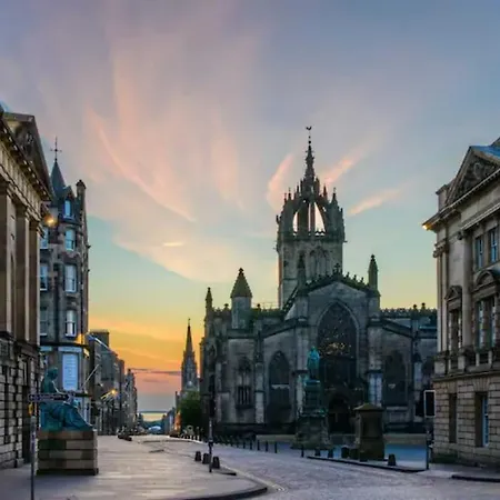 Kenmure With Garden & Parking Edinburgh