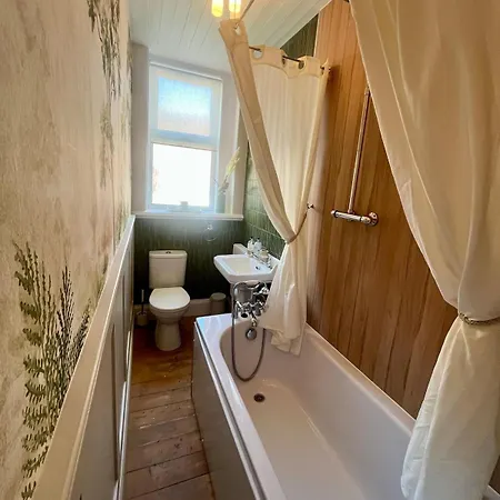 Kenmure With Garden & Parking * Edinburgh