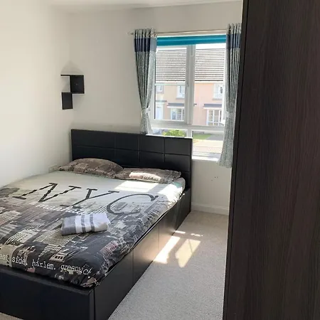 3 Bedrooms House Near Airport With Supermarket And Public Transport Edinburg