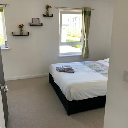 3 Bedrooms House Near Airport With Supermarket And Public Transport *