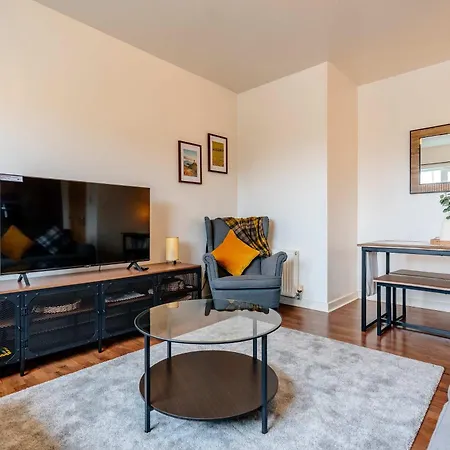 Charming 3-bed Free Parking West End Apartament