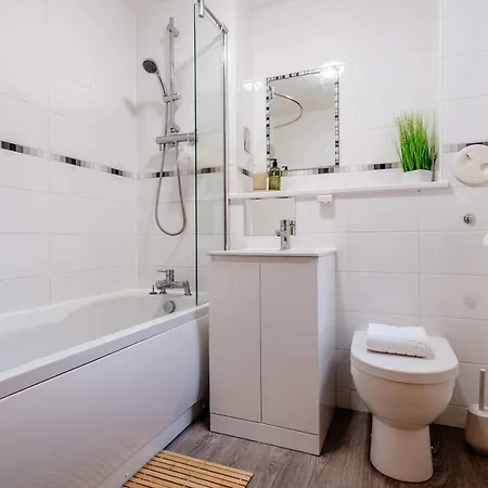 Charming 3-bed Free Parking West End Apartament *
