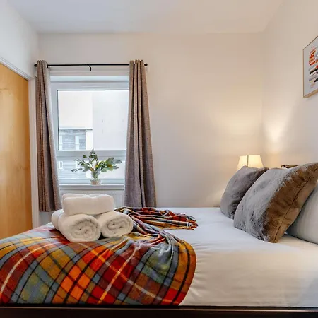 Charming 3-bed Free Parking West End Apartment *