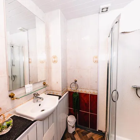 Central Edinburgh Apartment By The Castle