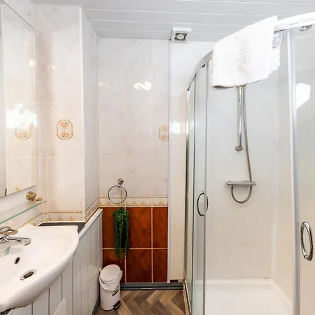 Central Edinburgh Apartment By The Castle Daire