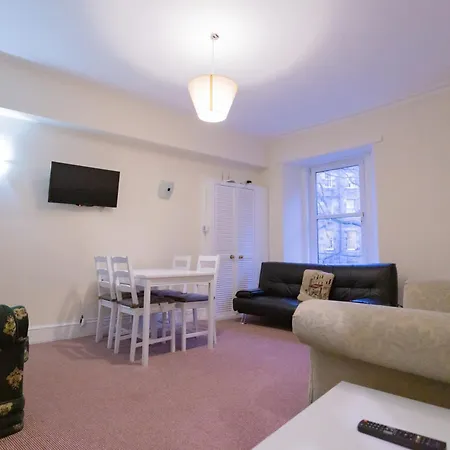 Central Edinburgh Apartment By The Castle Daire