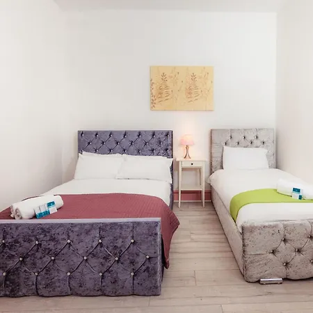 Central Edinburgh Apartment By The Castle Daire Edinburgh