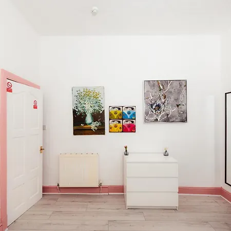 Central Edinburgh Apartment By The Castle *