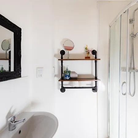 Central Edinburgh Apartment By The Castle *