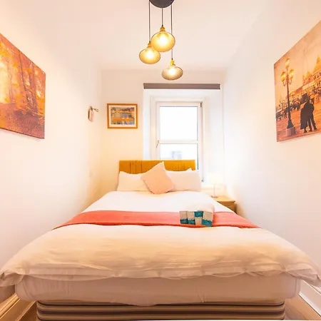 Central Edinburgh Apartment By The Castle Daire Edinburgh