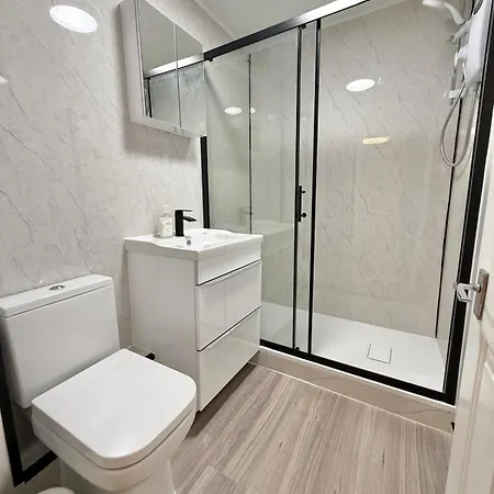 شقة 1st Floor Flat In Centre Location *