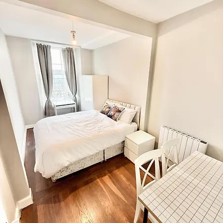 3rd Floor 2 Bedrooms Flat In Old Town Of Edinburgh