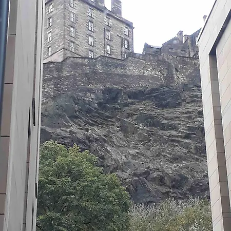 Lovely 1-bedroom Unit Near Castle