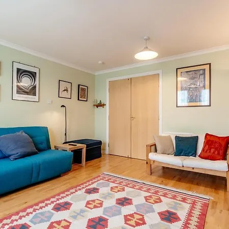 Homely 2-bed Free Park Apartamento Edimburgo