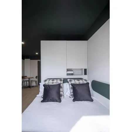 Modern With Kitchen & Ensuite In Lägenhet