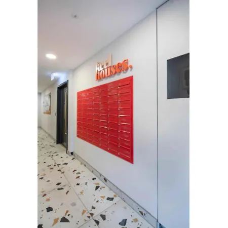 Modern With Kitchen & Ensuite In Lägenhet