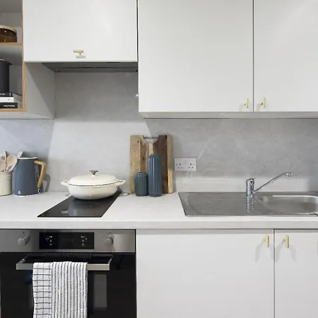 Modern With Kitchen & Ensuite In Apartman *
