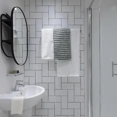 Modern With Kitchen & Ensuite In 爱丁堡