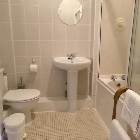 Pensión Averon 3*