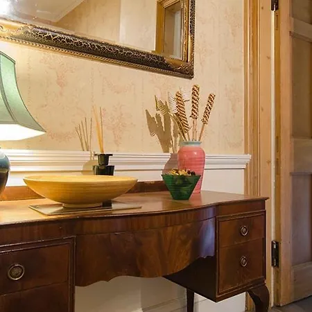 Spacious Flat Near Centre *