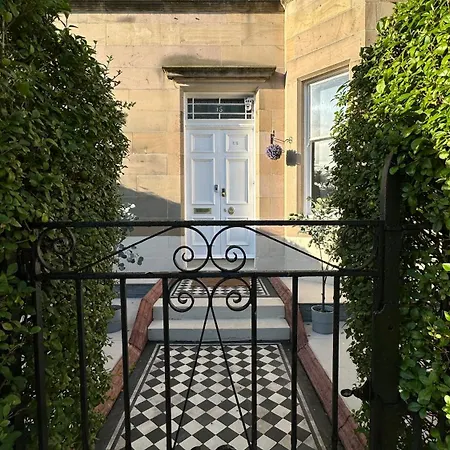 Stylish 3 Bed 2 Bath Ground Floor Main Door Flat In Marchmont Эдинбург